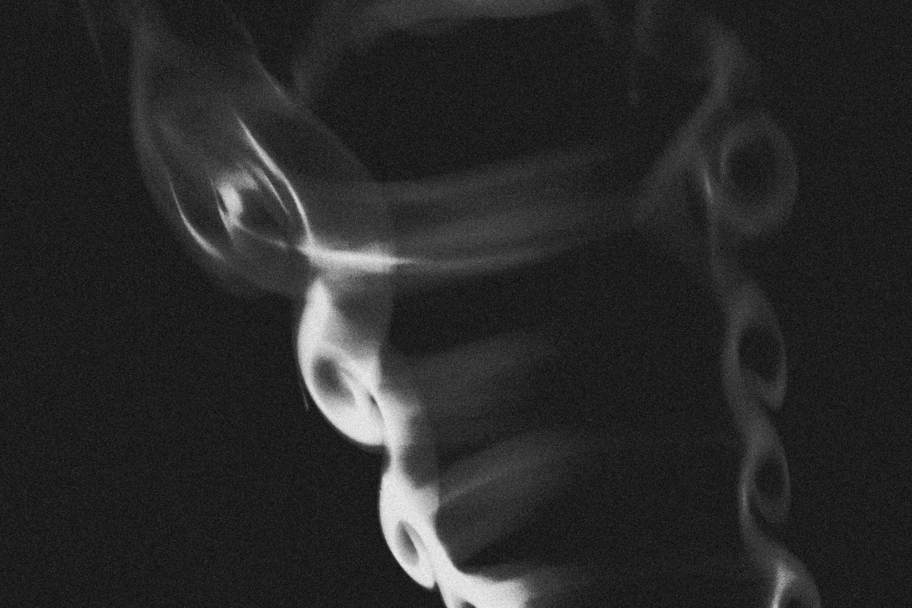 Abstract smoke twisting in a chain-like pattern